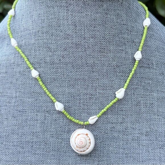 NWT New Urban Outfitters (OU) Shell & Green Beaded Necklace Ocean Seashell Beach - Picture 1 of 5